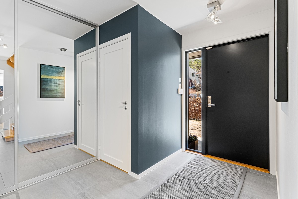 Entréen har godt med skapplass i skyvedørsgarderobe Galleribilde