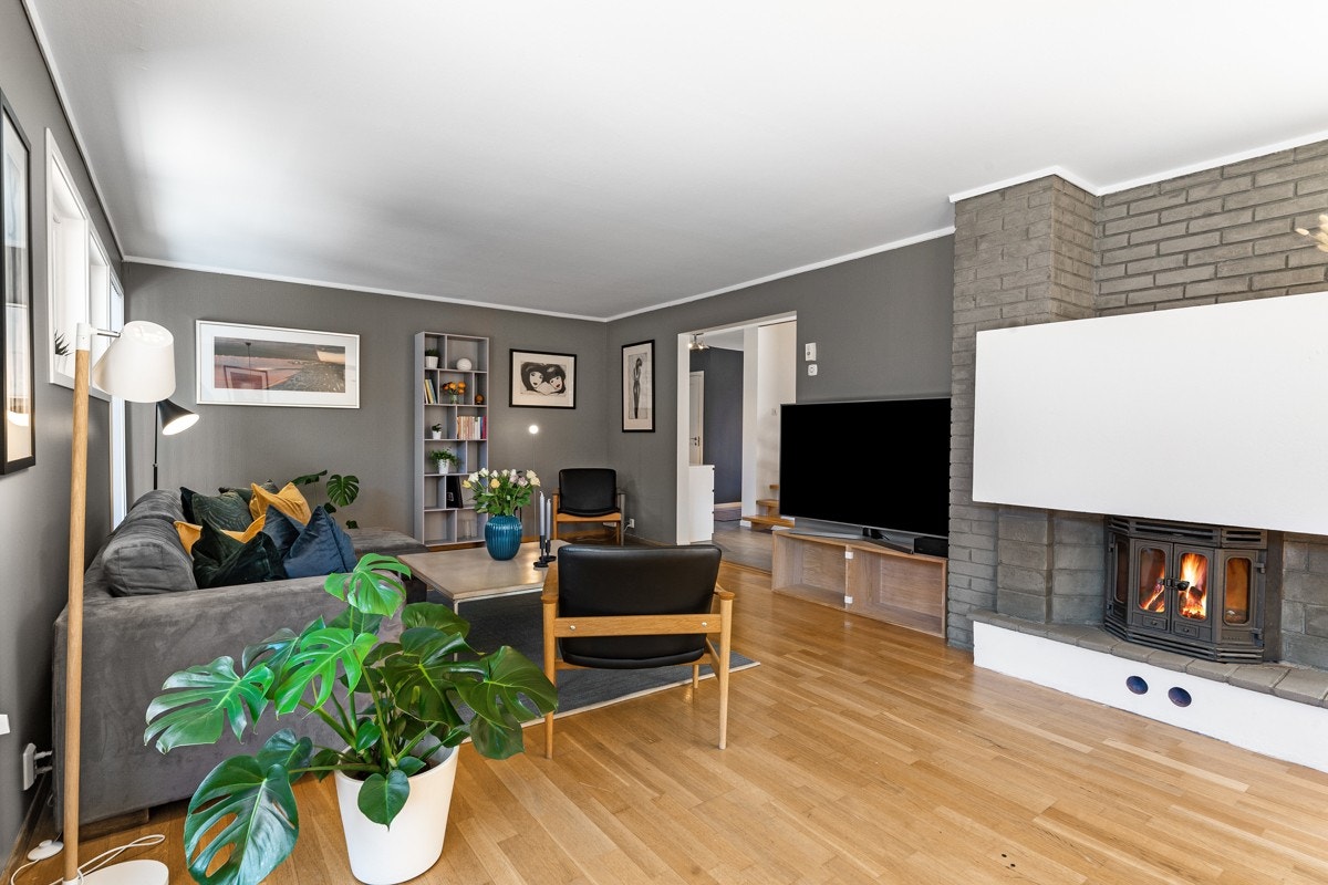 Peis med peisinnsats i stuen Galleribilde