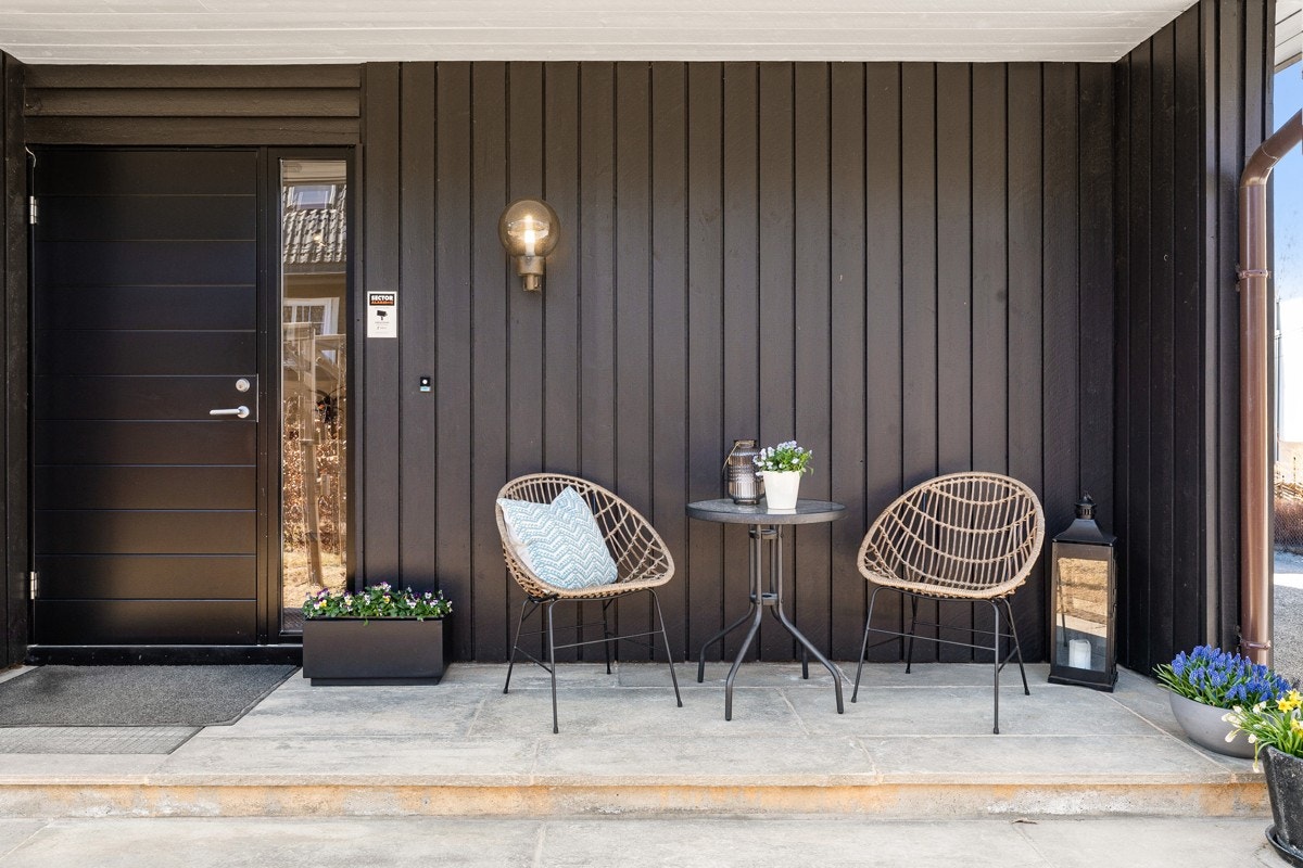 Koselig inngangsparti og plass til å ta morgenkaffen Galleribilde