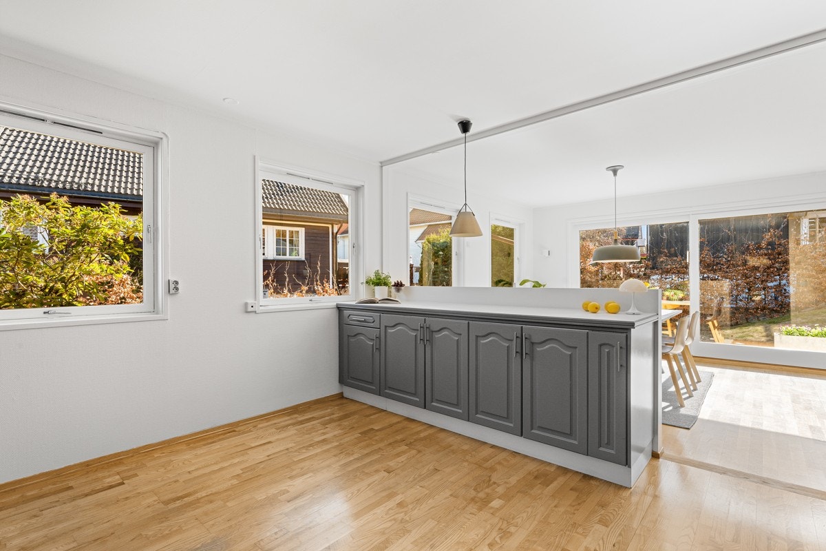 Kjøkkenet er delvis åpent mot spisestuen Galleribilde