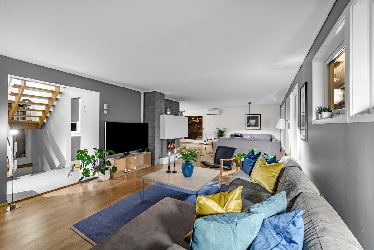 Stuen er moderne og har store vindusflater Galleribilde