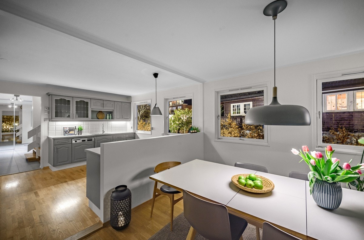 Spisestue mot kjøkken Galleribilde