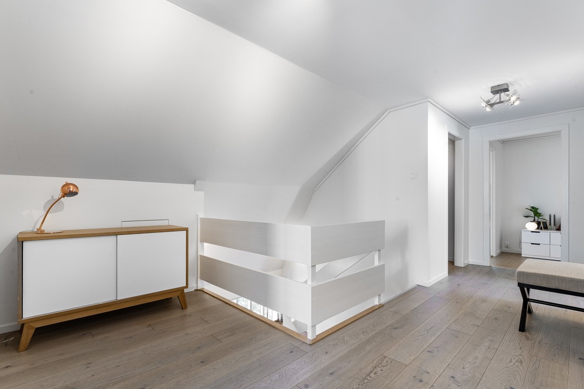 I 2.etasje er det et åpent "allrom" med tilbang til soverom, boder og bad Galleribilde