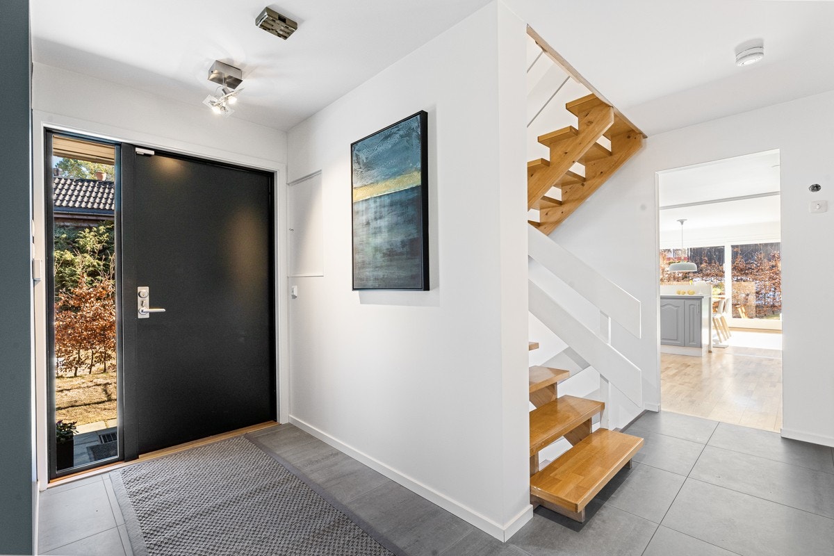 Flislagt entré med varmekabler som er pusset opp i 2015 Galleribilde