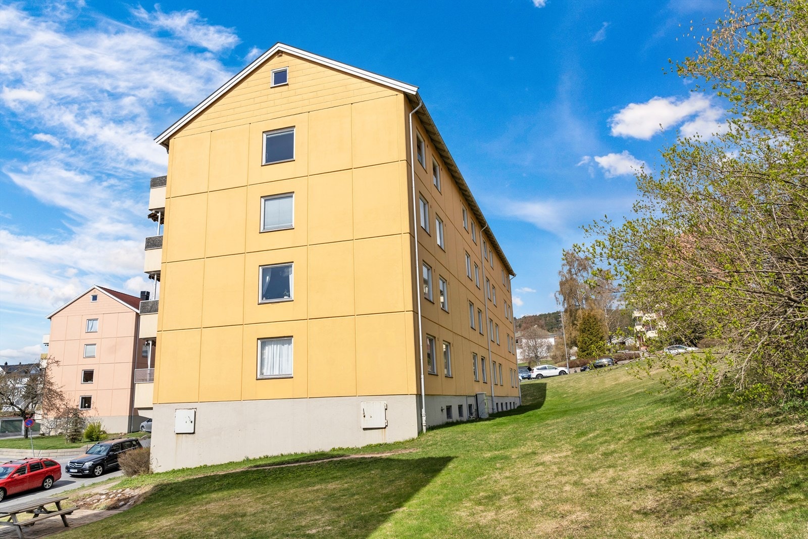 Store grøntarealer rundt blokken og i området Galleribilde