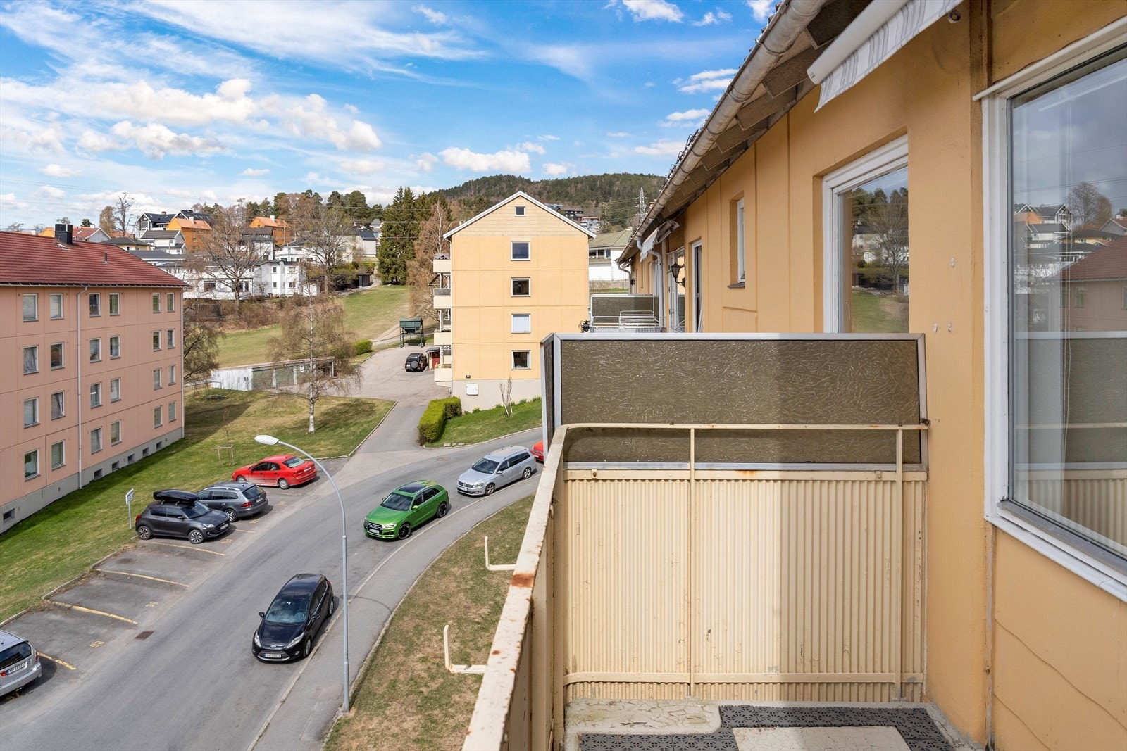 Dette er en 3-roms leilighet med oppussingsbehov, beliggende i blokkens øverste etasje Galleribilde