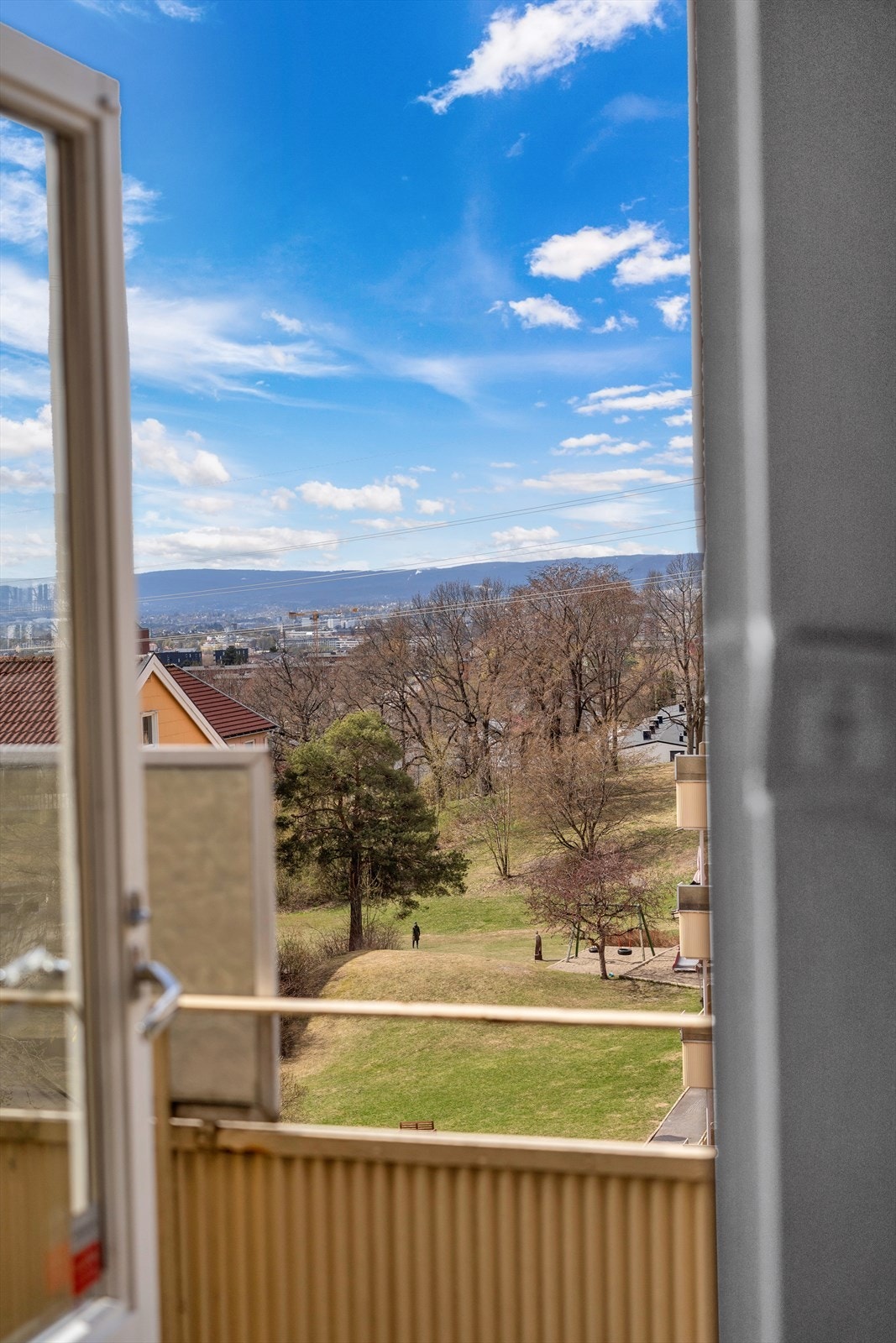 Fra stuen er det utgang til en vestvendt balkong på ca. 4,50 kvm Galleribilde