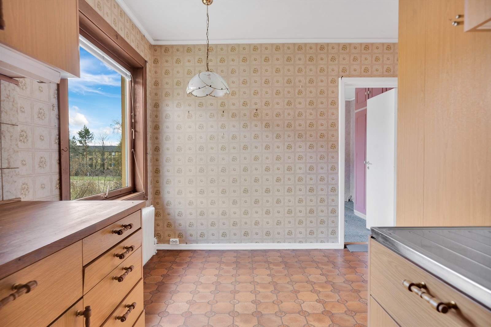 Plass til spisebord på kjøkken i nærhet til vindu Galleribilde