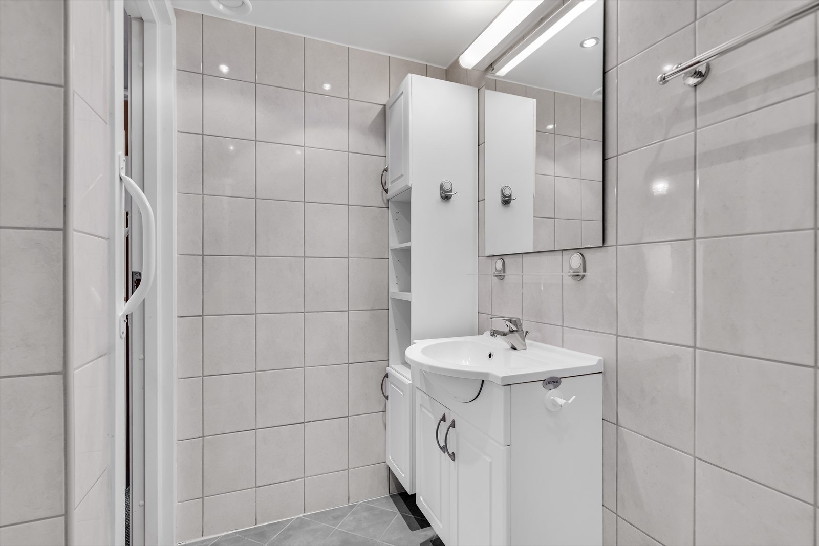 Flislagte vegger og gulv med gulvvarme under gulvfliser Galleribilde