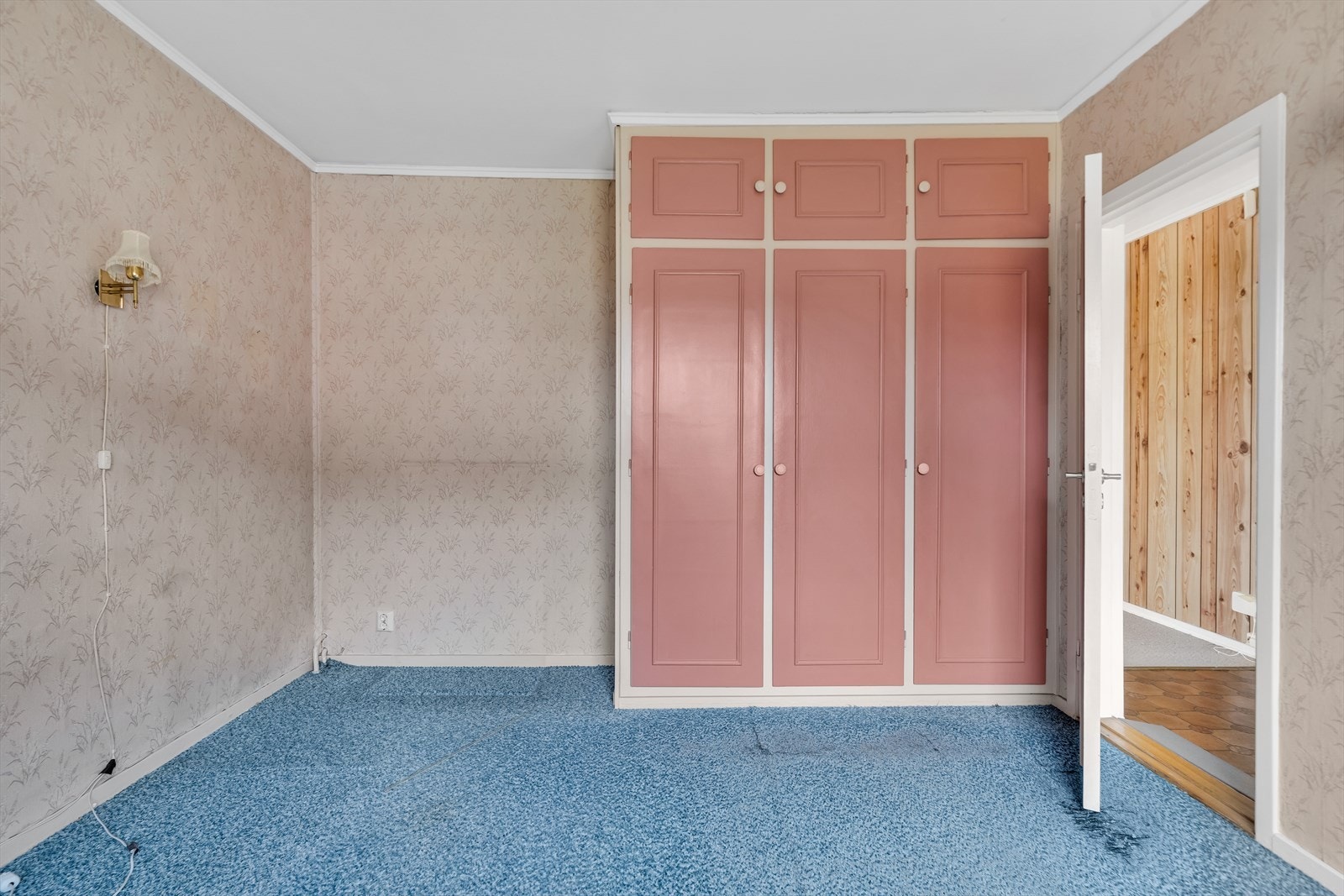 Begge rom har vegg-til-vegg teppe på gulv og tapetserte veggoverflater/ strie Galleribilde