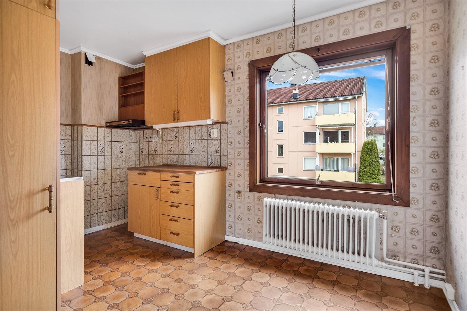 Separat kjøkken med eldre innredning og vinylbelegg på gulv Galleribilde