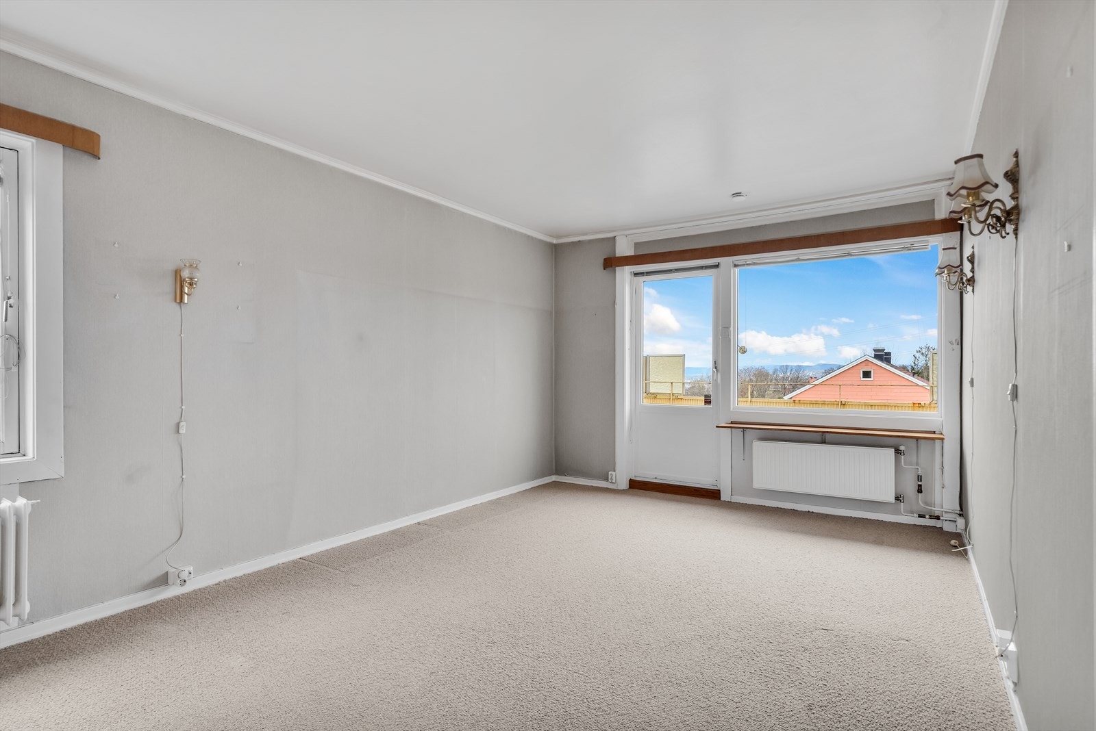 Vinduer fra flere vinkler i stuen gir godt med naturlig lys inn til rommet Galleribilde