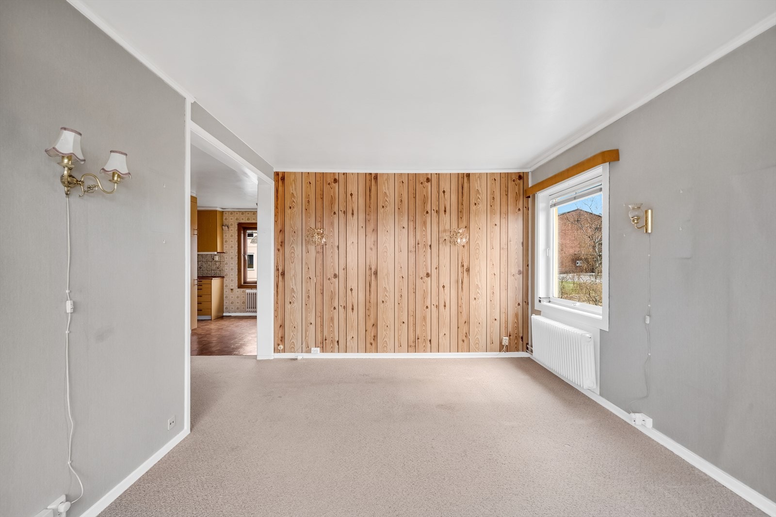 Stuens rektangulære utforming gjør den enkel å innrede med både sofagruppe og stort spisebord Galleribilde