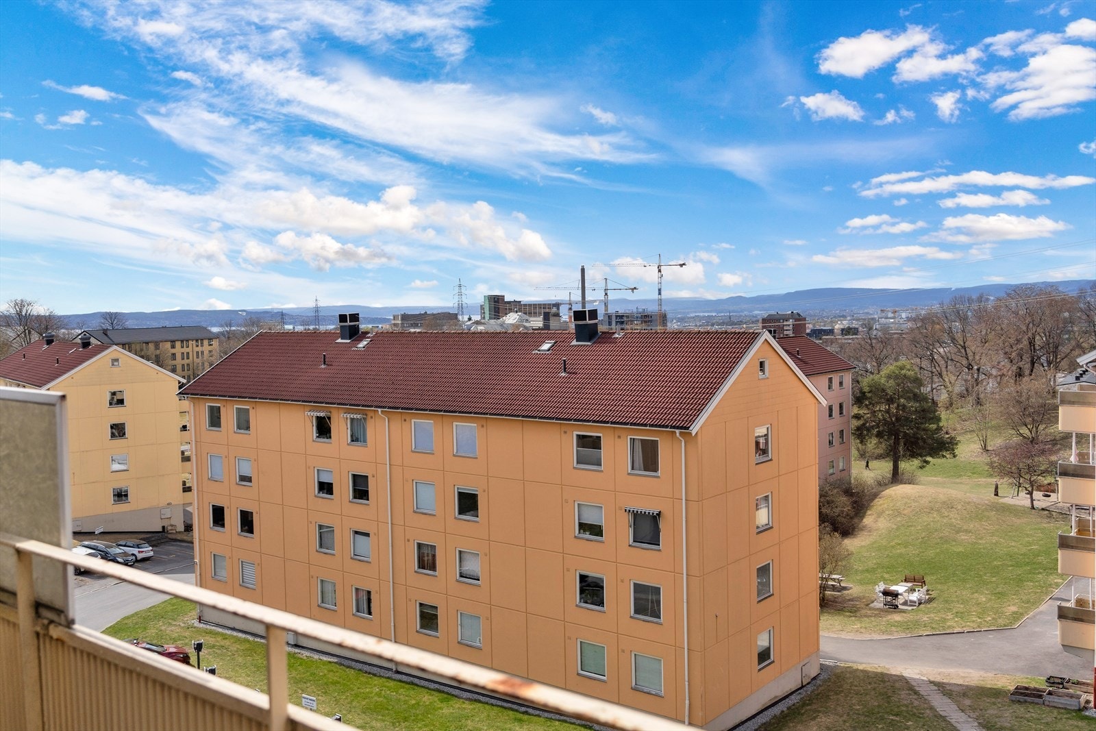 På balkongen kan du nyte gode solforhold og en flott utsikt Galleribilde