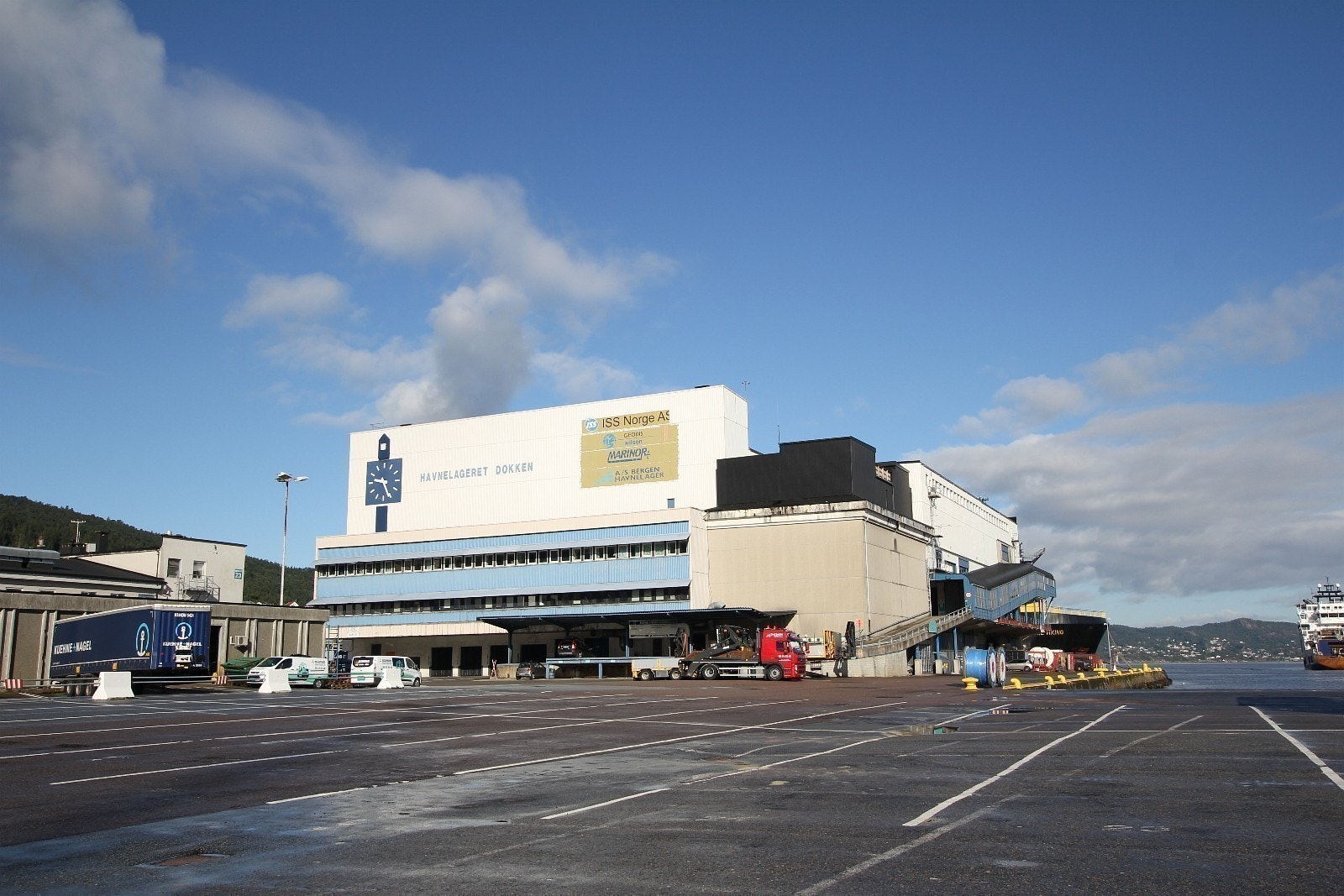 Kjør til døren og parker innendørs Galleribilde