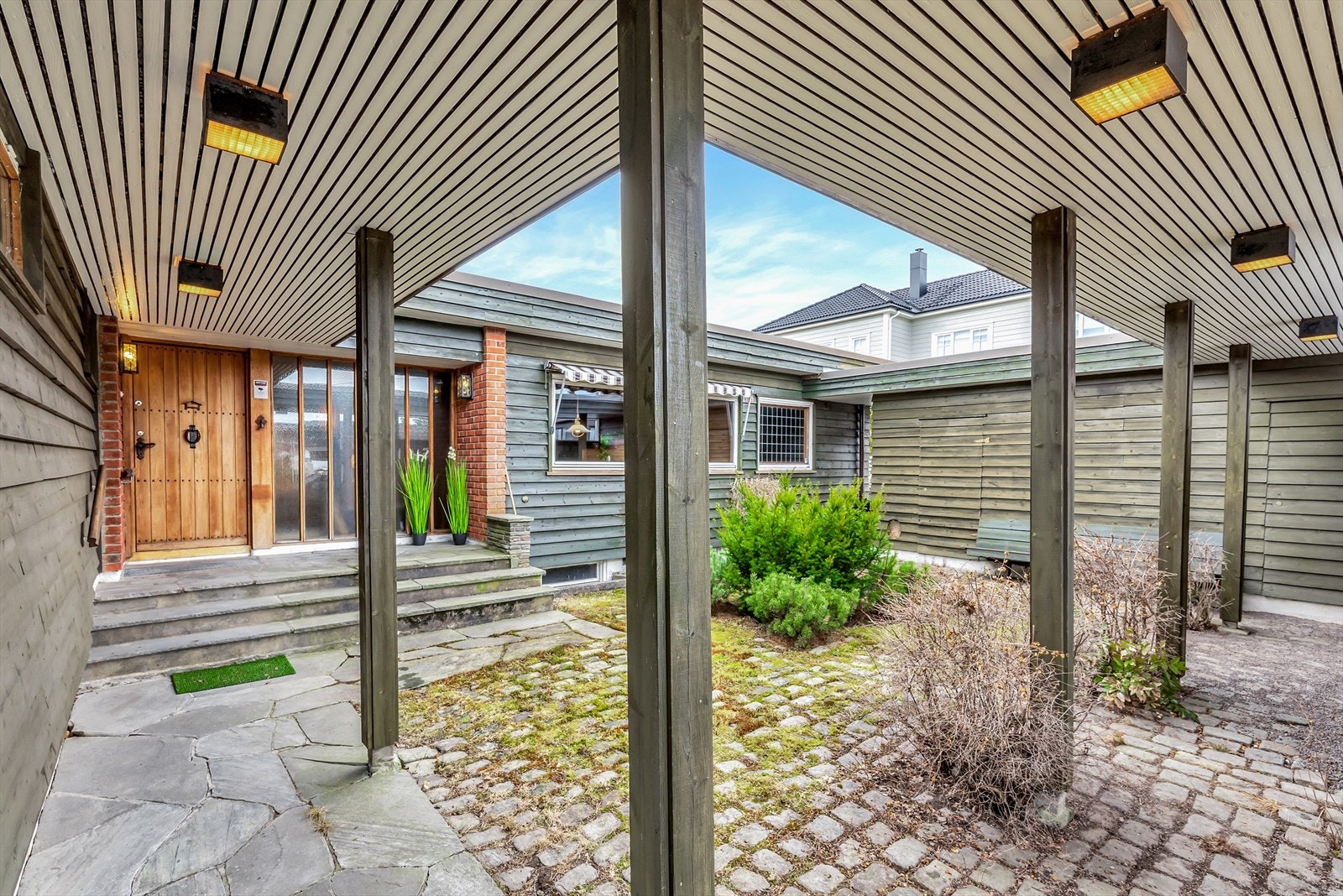 Hyggelig inngangsparti med uteplass Galleribilde