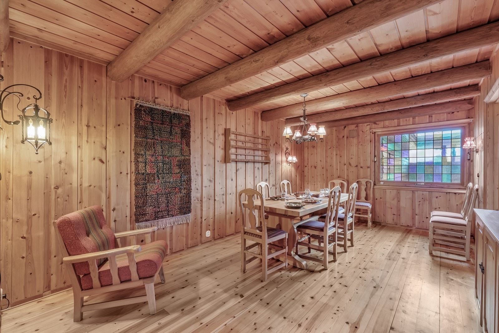 I denne delen av boligen er det god plass til spisebord Galleribilde