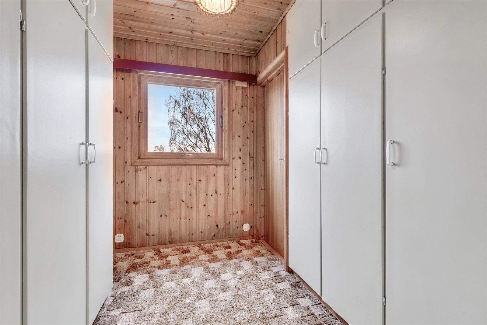 Fra hovedsoverommet er det tilgang til egen garderobe Galleribilde