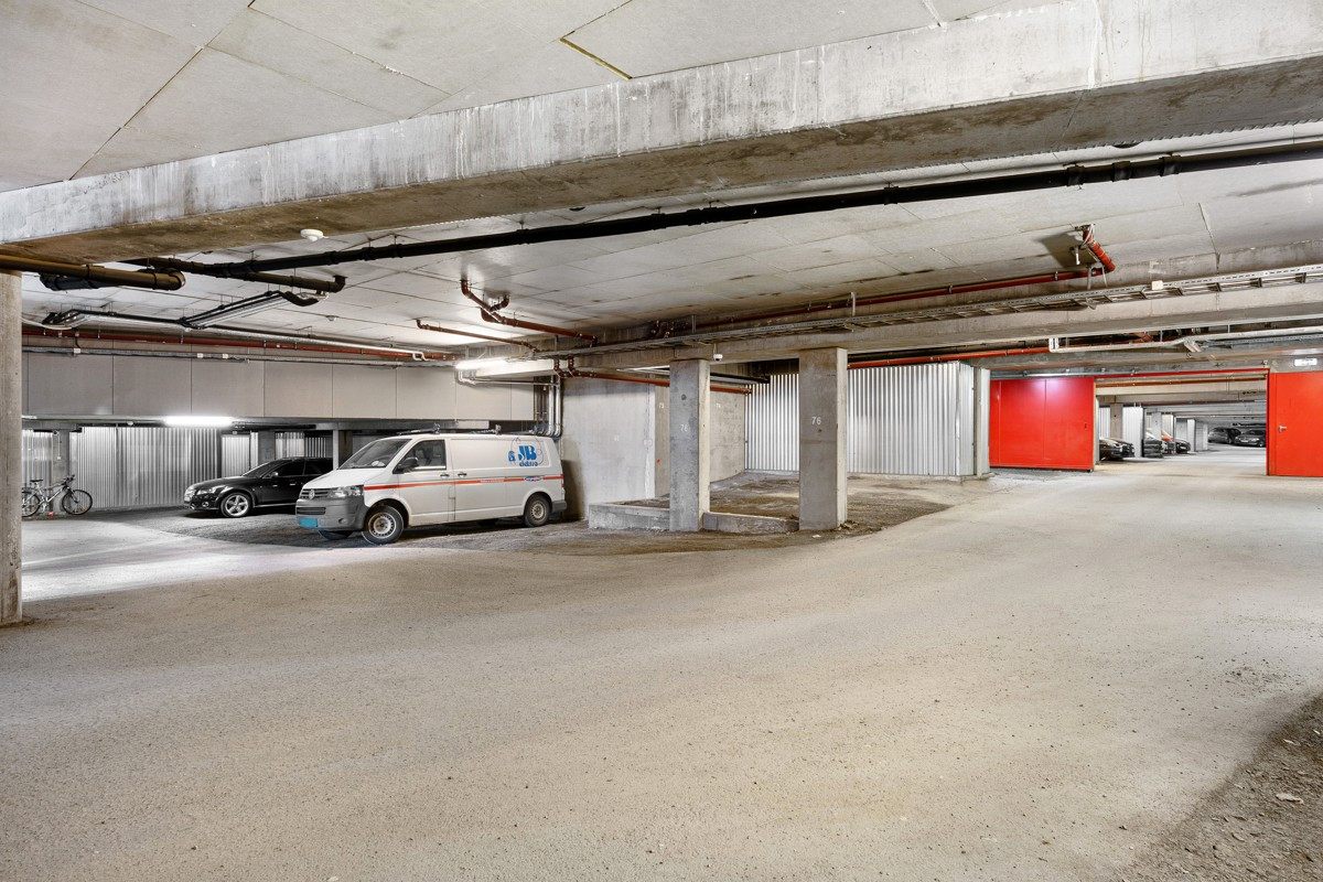 Fast parkeringsplass i felles parkeringsanlegg.
