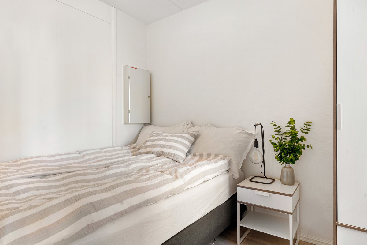 Romslig soverom med plass for stor seng.