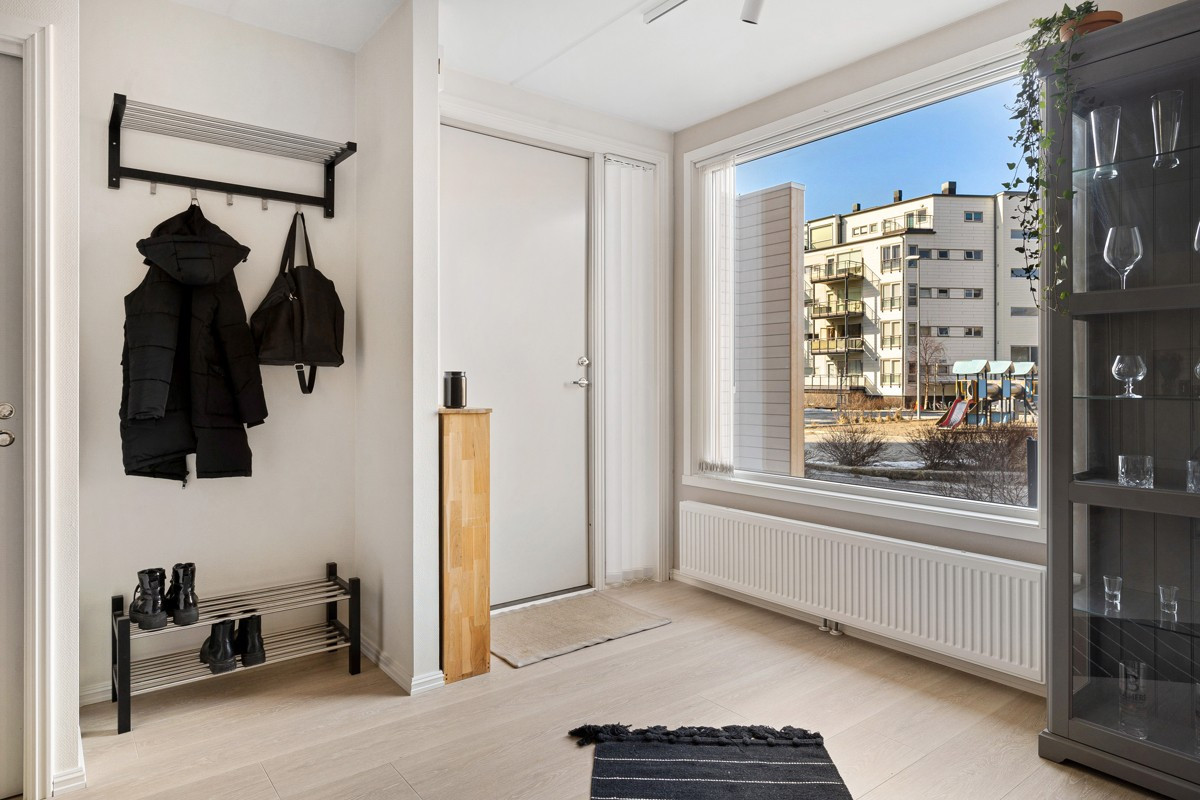 Velkommen inn! Entré med plass for skostativ og oppheng for yttertøy.
