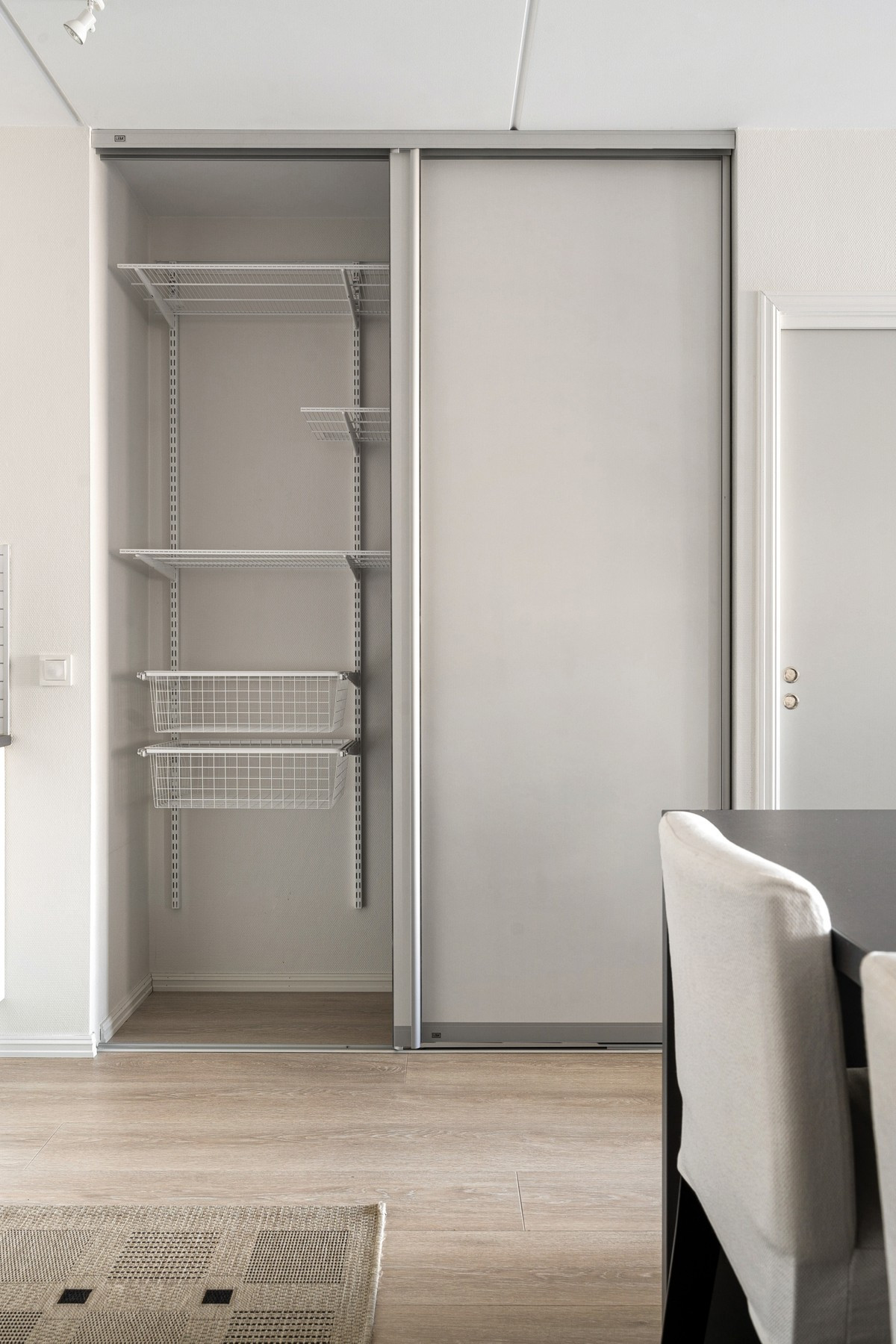 God lagringsplass i skyvedørsgarderobe.