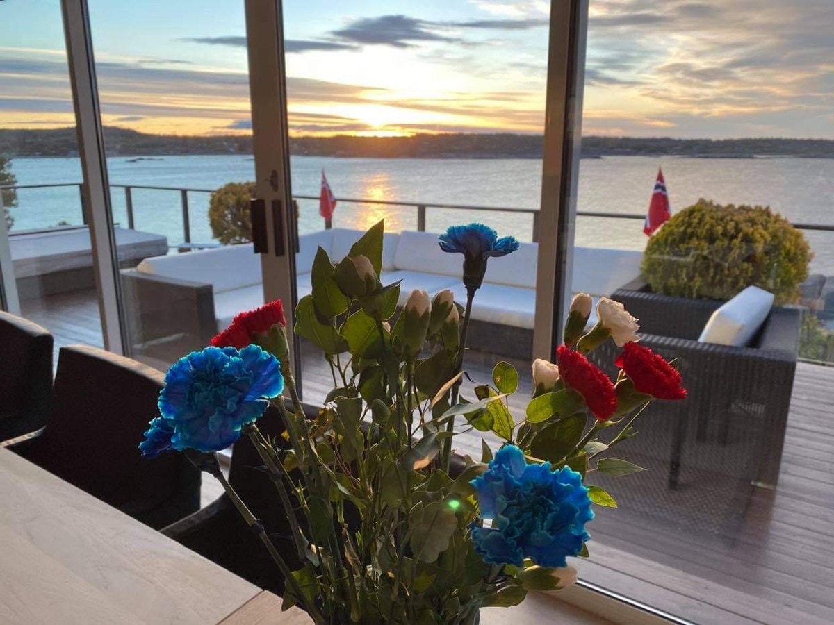 Selgers bilde - Soloppgangen gir et vakkert skue med gjenskinn i havet Galleribilde
