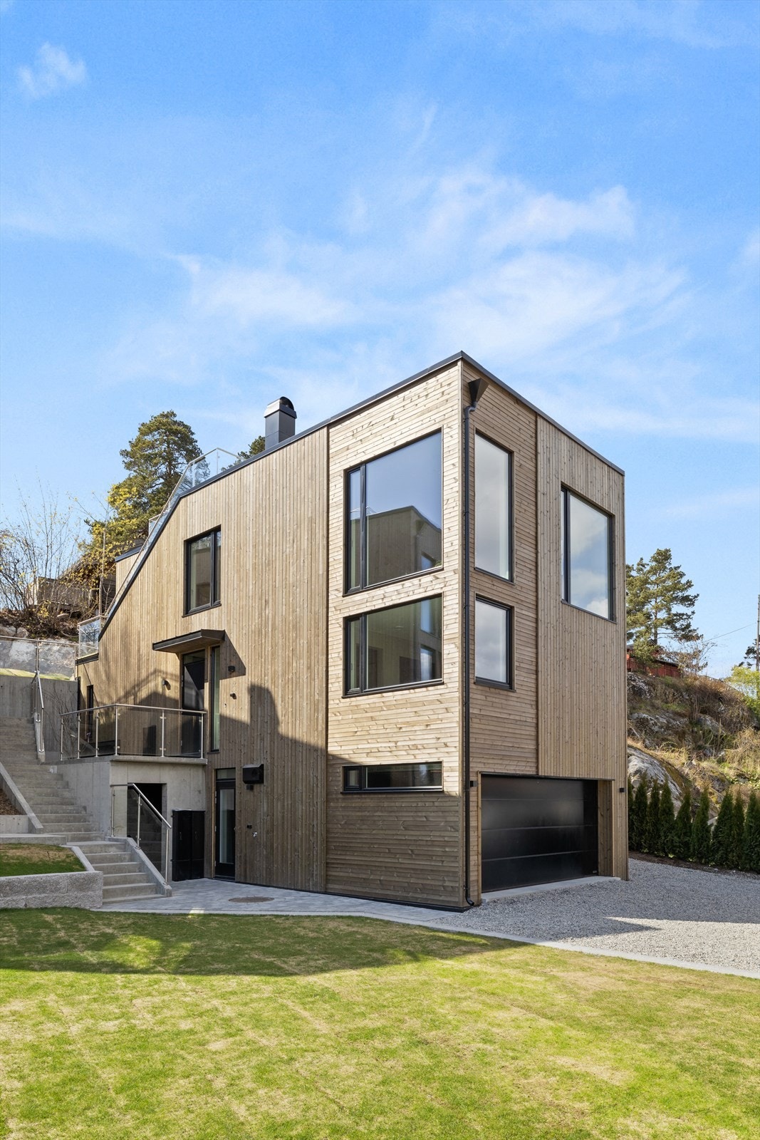 Fasade og hage Galleribilde