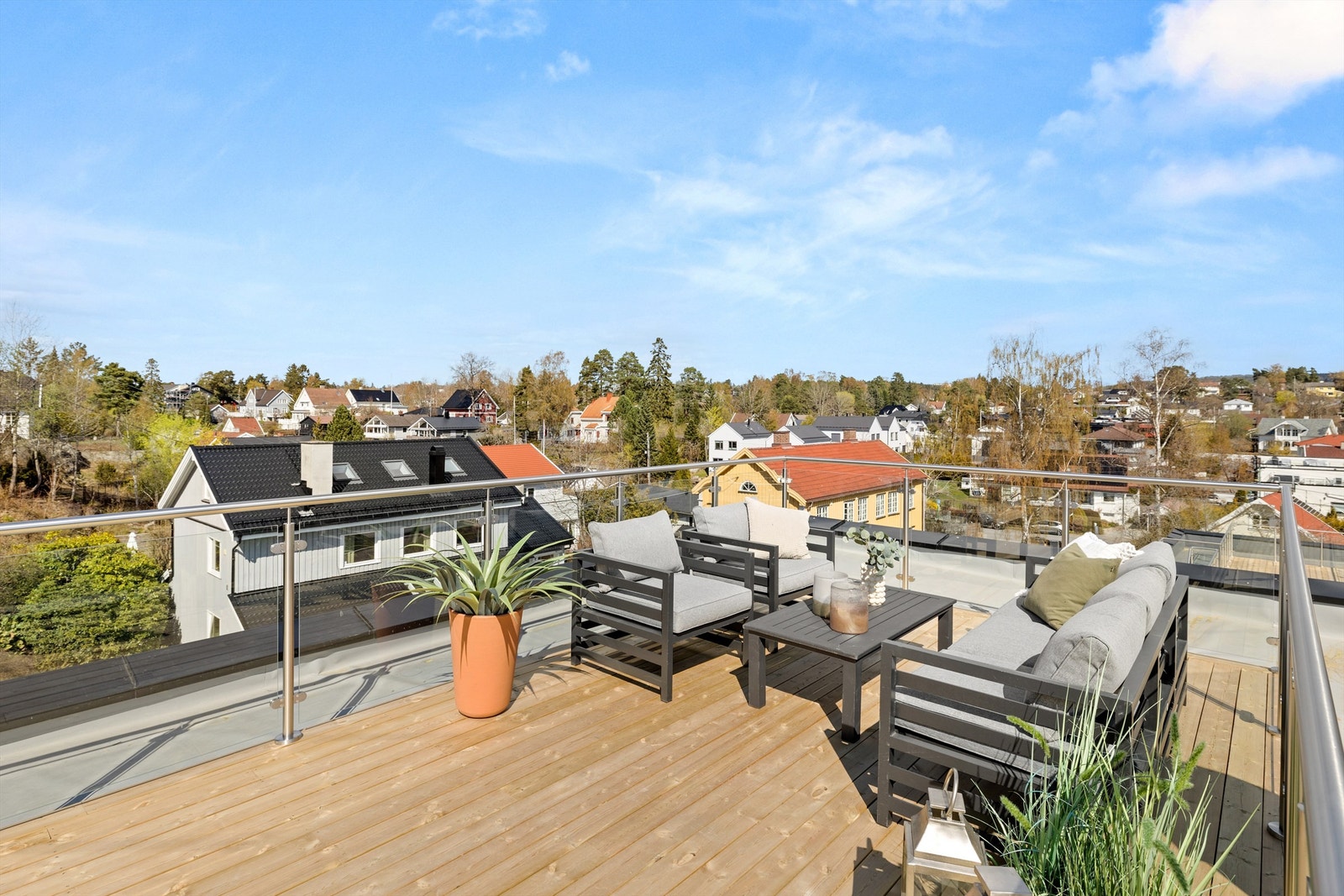 Solrik takterrasse med flott utsyn over nærområdet Galleribilde
