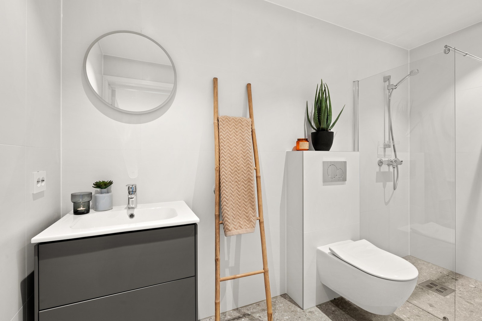 Underetasje: Bad i tilknytning til "hybeldelen". Avsatt plass for vaskemaskin på badet Galleribilde