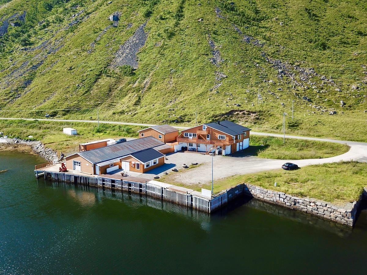 Flott opparbeidet tomt og bryggeområde. Tilstøtende Kai til høyre er kommunal almenningskai. Galleribilde