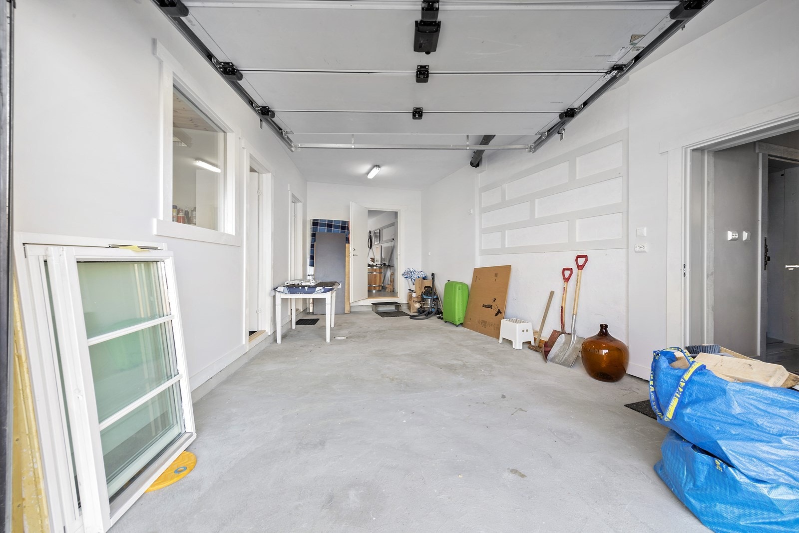 Bodrom med garasjeport i hovedhuset. Galleribilde