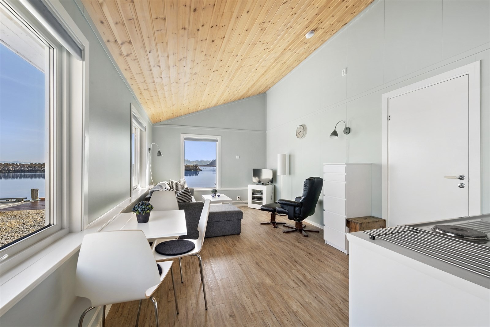 Båthuset har stilrene overflater. Galleribilde