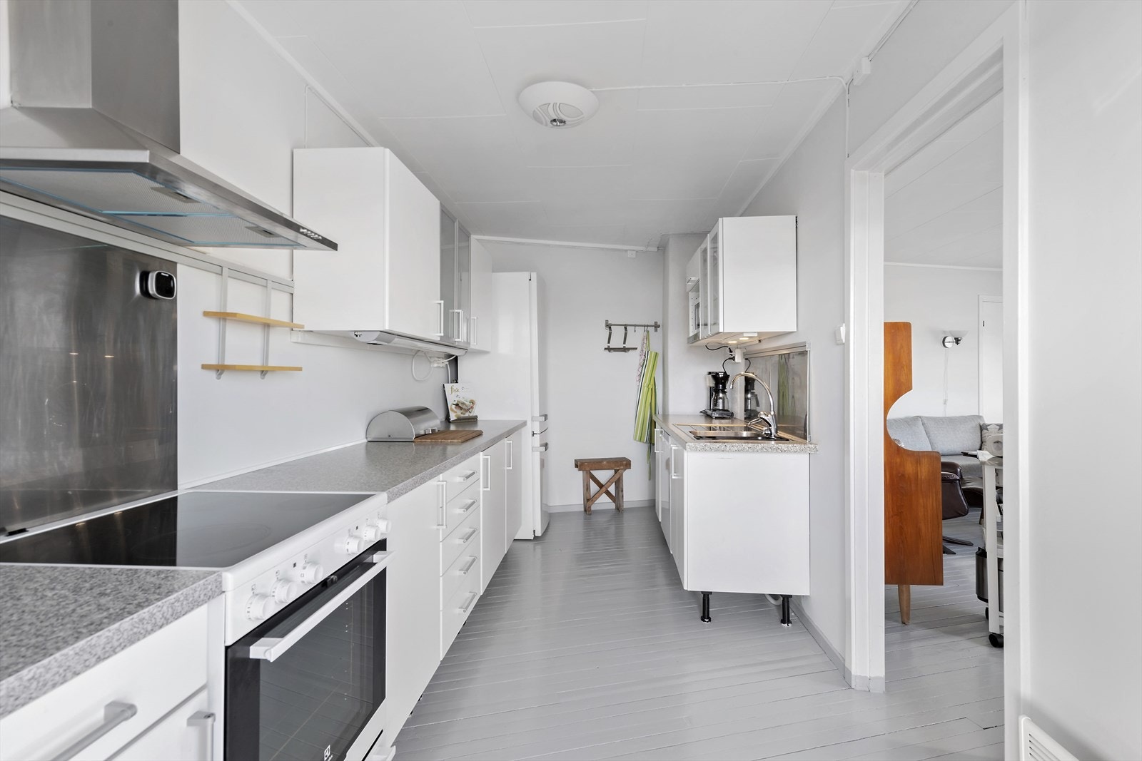 Praktisk kjøkken med god benkeplass i leilighet en. Galleribilde