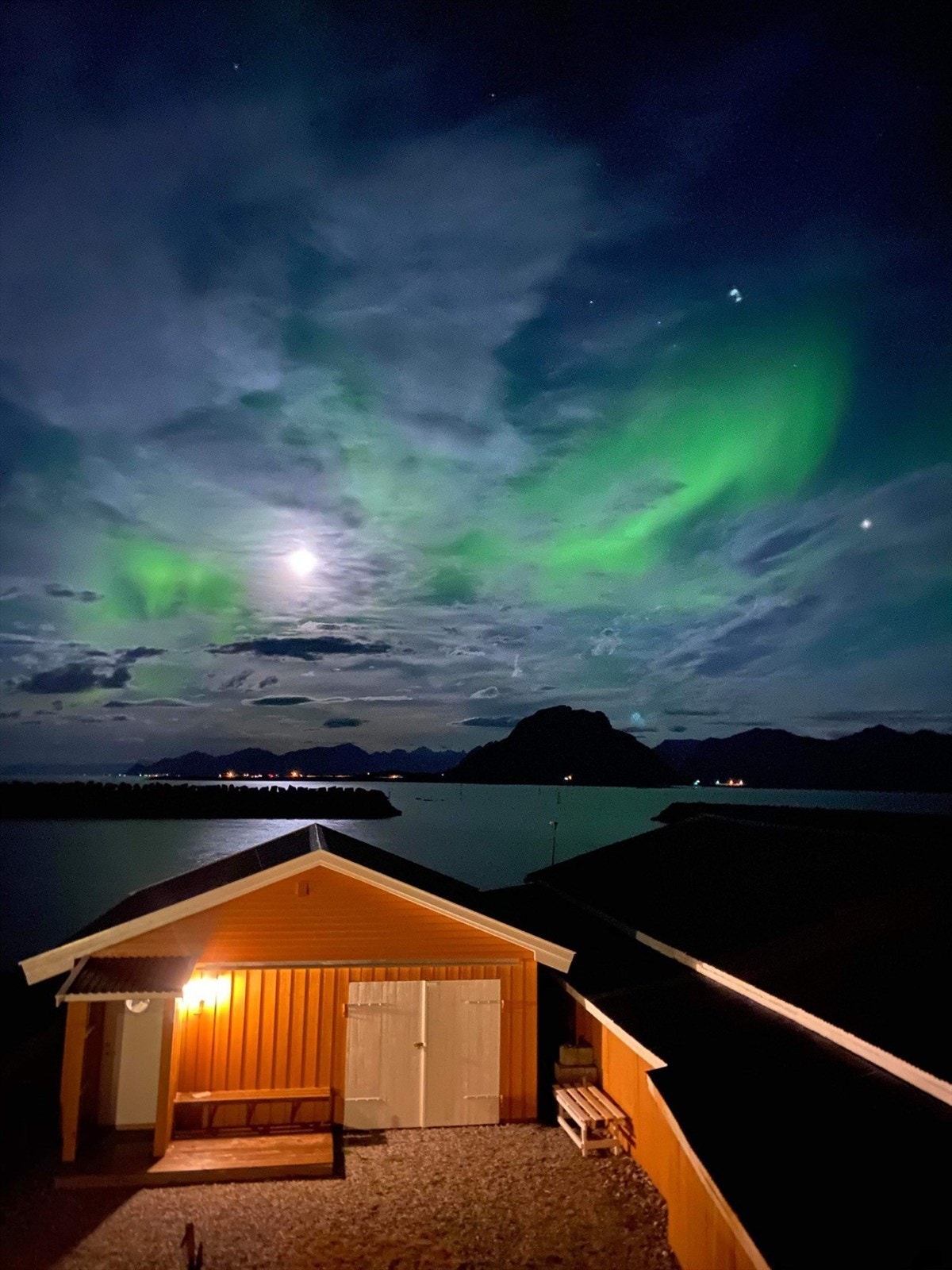 Stemningsbilde med nordlys og måneskinn.jpg Galleribilde