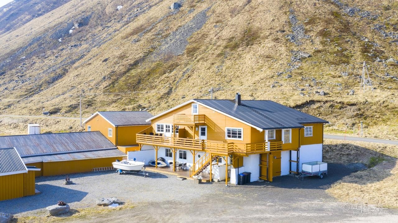 Eiendommen består av to leiligheter, rorbu/båthus og festlokaler. Galleribilde