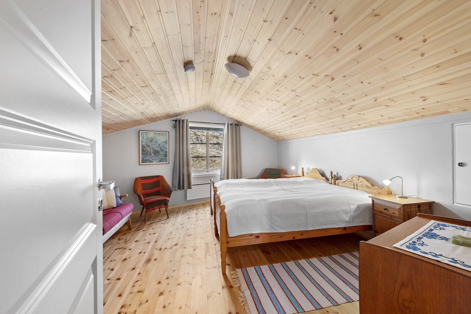 Soverom en av to på loft til leilighet en. Galleribilde