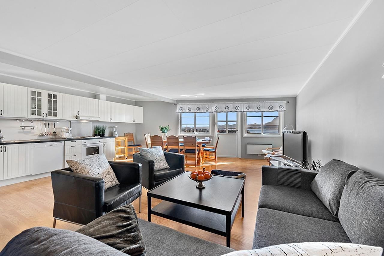 Romslig stue/kjøkkenløsning i leilighet to. God plass for møblement. Galleribilde