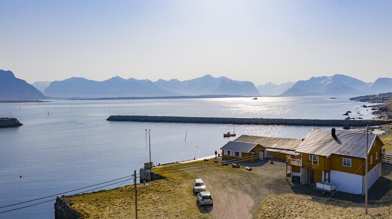 Uhemmet utsikt utover hav og fjell. Galleribilde