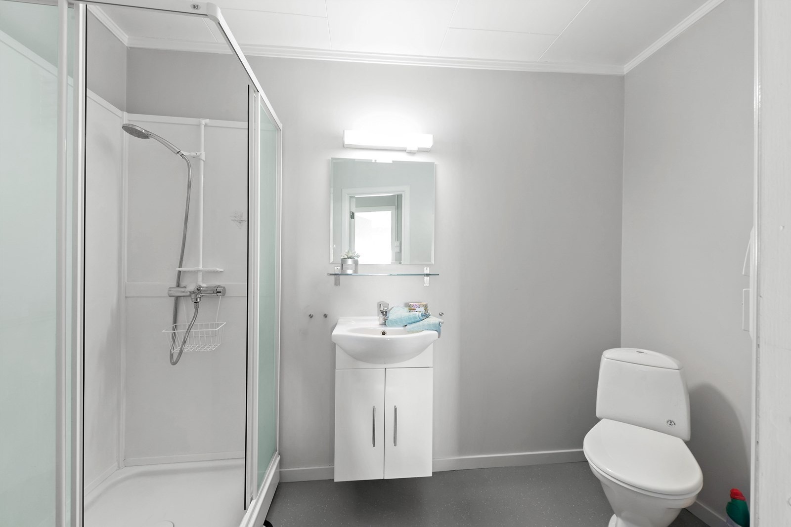 Bad med dusj, servant og toalett i leilighet en. Galleribilde