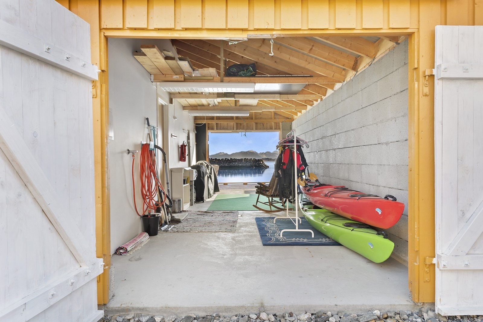 Rorbuen/båthuset har plass for oppbevaring av båt. Galleribilde