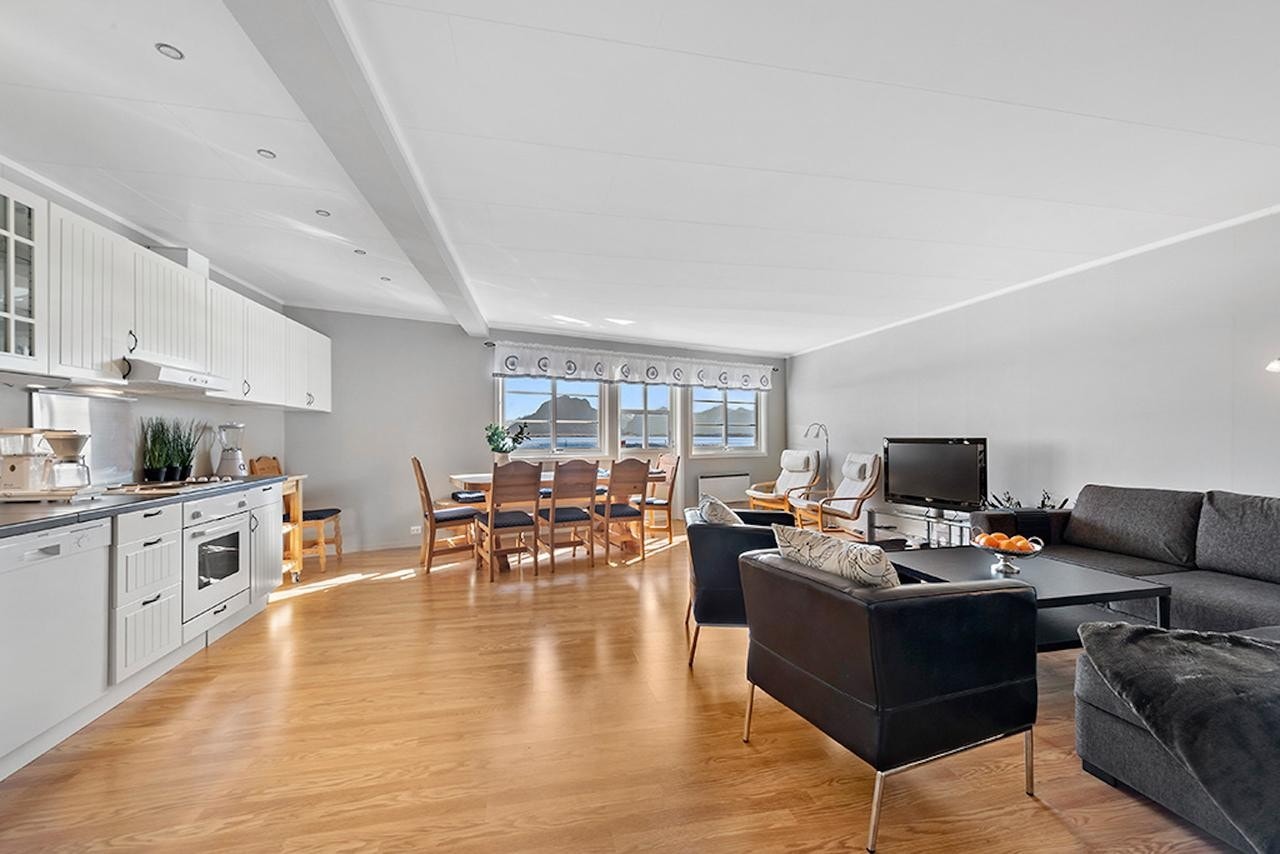 Stor og lys kjøkken og stueløsning i leilighet to. Galleribilde