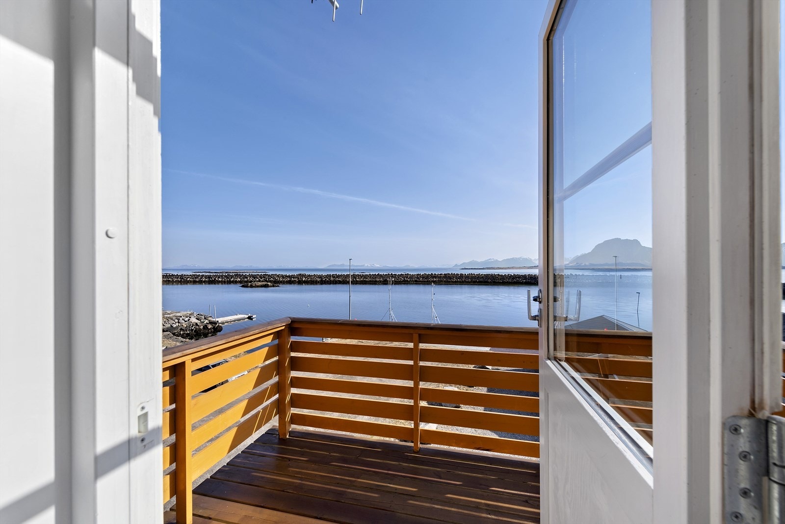 Terrasse med utgang fra soverom på loft i leilighet en. Galleribilde