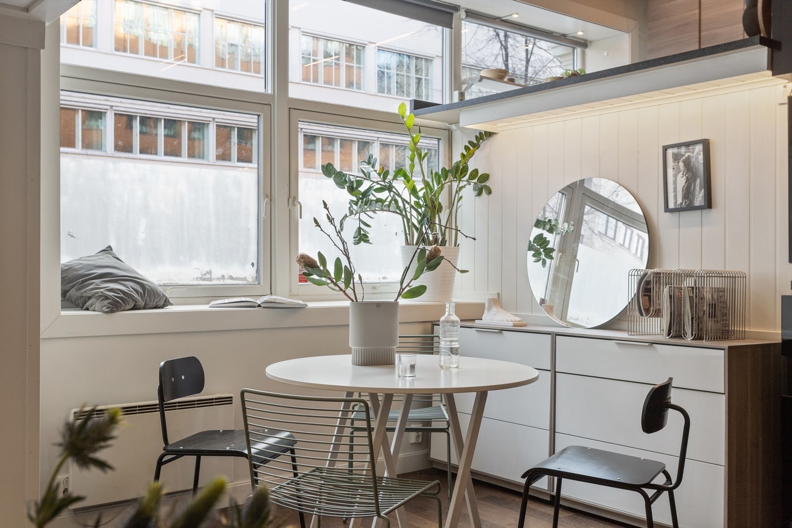 Leiligheten har store vindusflater som slipper inn rikelig med naturlig lys Galleribilde