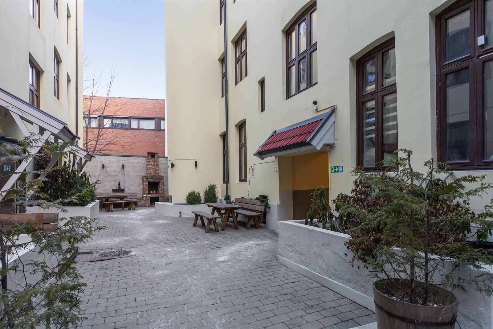 Koselig bakgård med sittegrupper Galleribilde