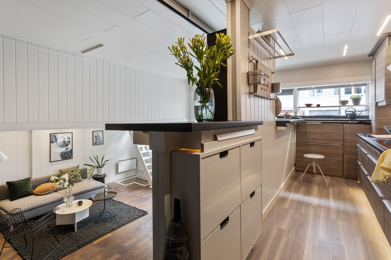 Stue og kjøkken er lys og luftig Galleribilde