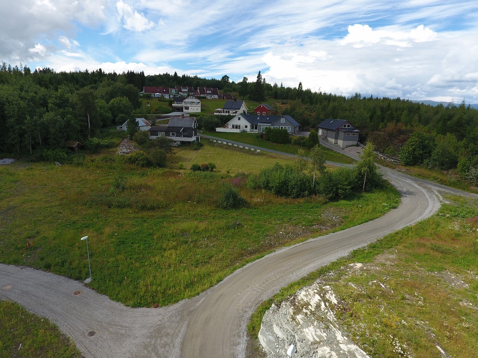 Tomteområdet ved Skoglivegen sett fra vest. Tomt 13 (Skoglivegen 2) sentralt i bildet. Galleribilde