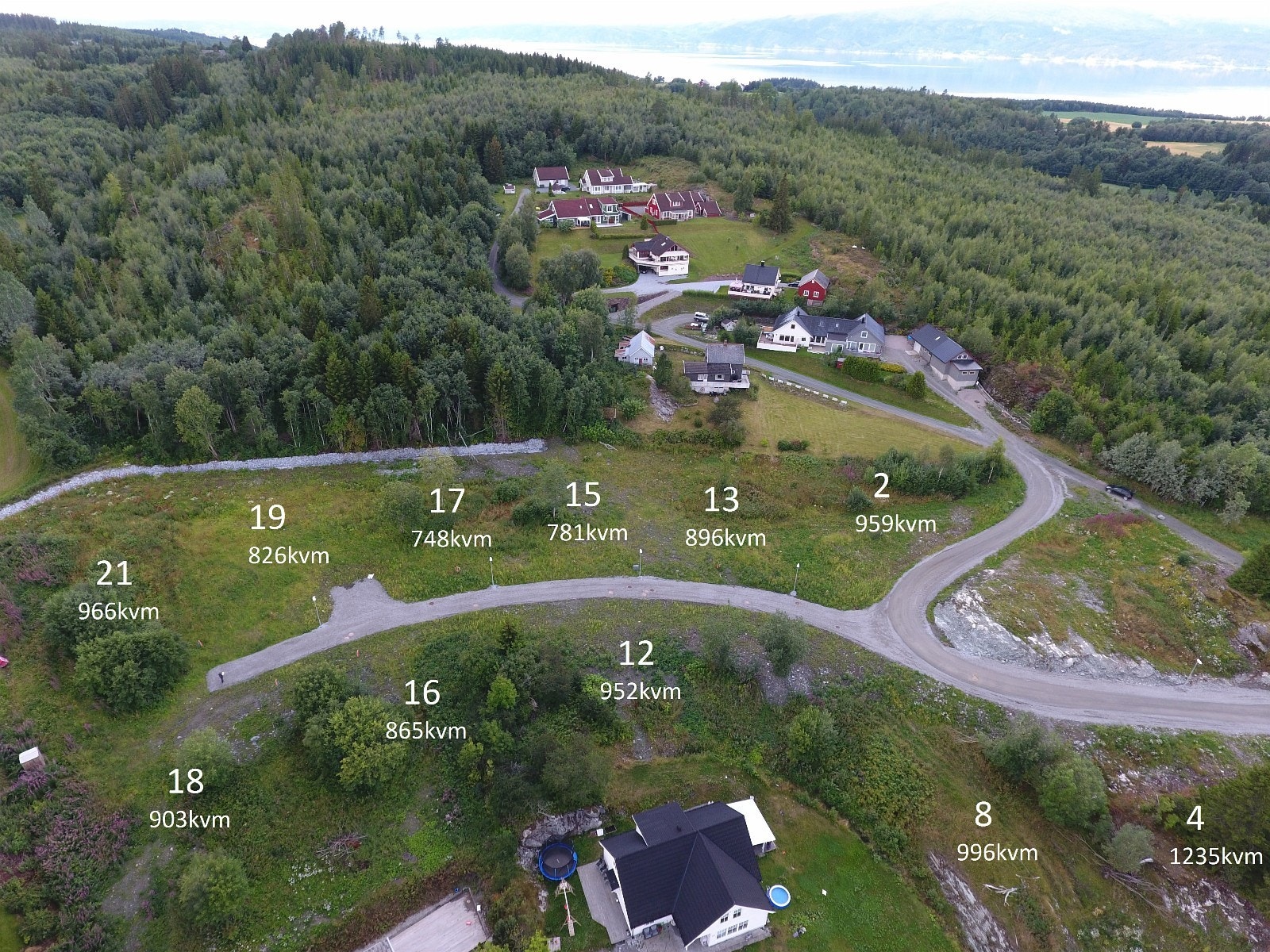 Skråfoto med tomteangivning (adressenummer og areal) Galleribilde