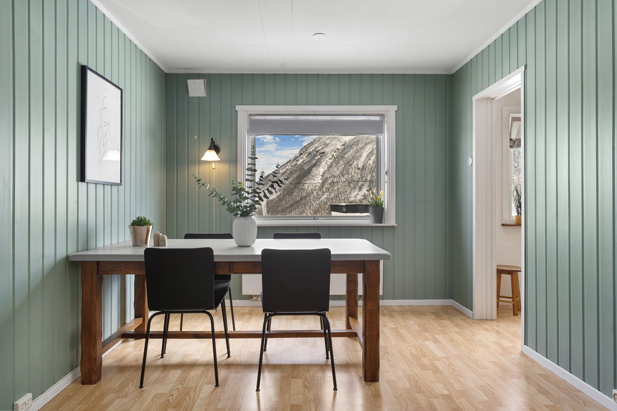 Fra stuen er det åpen løsning inn til spisestuen med god plass til stort spisebord