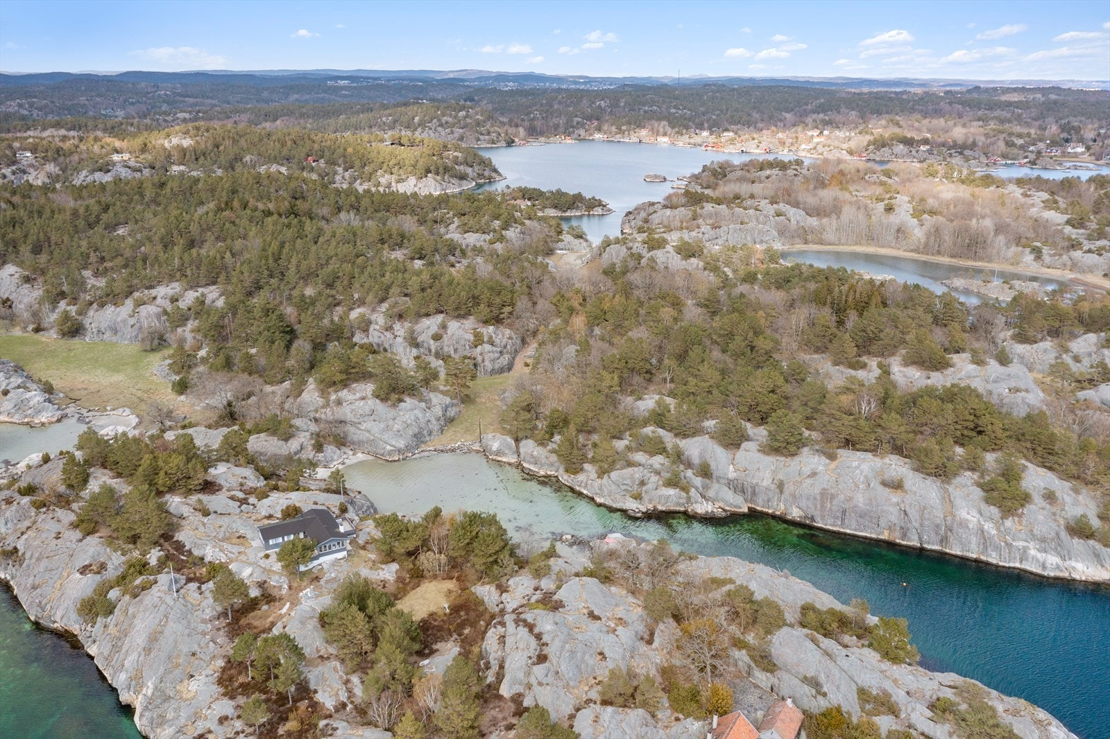 Den fine badebukta og deler av kulturlandskapet Galleribilde